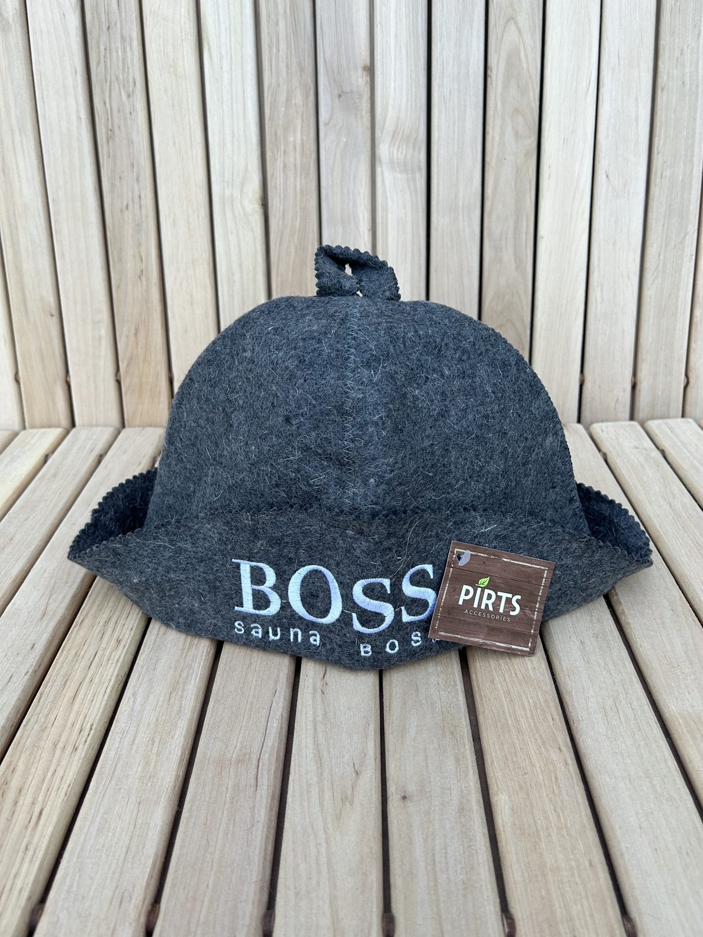 d3b9a5_36822481a6de44f5b76d47fd6ecb86f7mv2-scaled-1.jpg Sauna hat “BOSS SAUNA” - Image 1