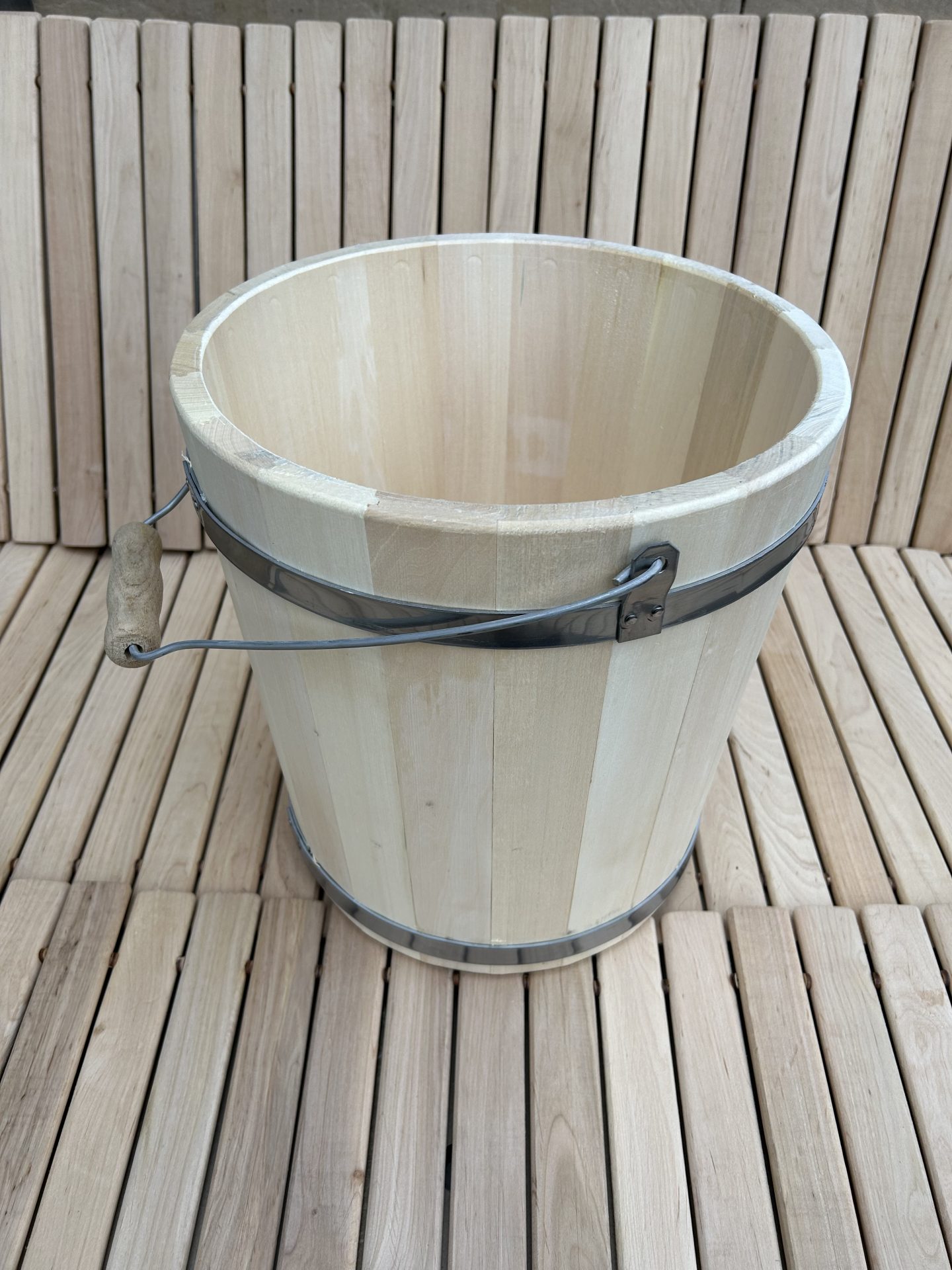 d3b9a5_bbb72d279bd8420fa8b49dcd80fb6402mv2-scaled-1.jpg Wooden bucket, 15 l - Image 1